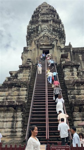 Amazing tour at Angkor Wat temple!