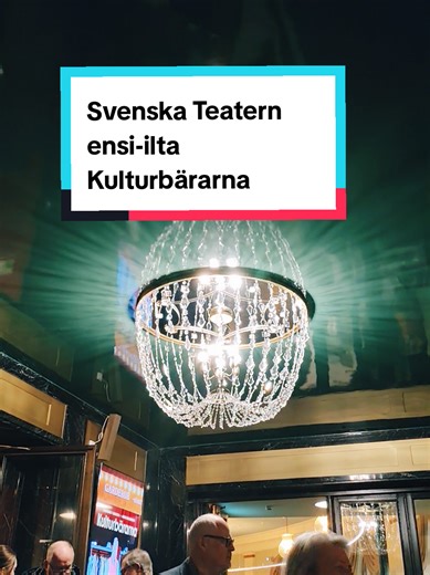 Voi Kulturbärarna, eli kulttuurin kannattelijat ✨ Tämä esitys Svenska Teatern luona on sekä hauska että lämmin, sympaattinen ❤️ Se nostaa esiin kulttuuria kannattelevat ihmiset, eli esim. eteisvahtimestarit ❤️ Lavalla on vain yksi näyttelijä 1 h 40 min ajan, eli näyttelijä Dennis Nylund reippaasti esittää useamman roolin ja tekee sen vakuuttavasti 🙌✨ Suosittelen! Ja Huom! Esityskieli on ruotsi, mutta tekstitys suomeksi. #teatteri #svenskateatern #Helsinki