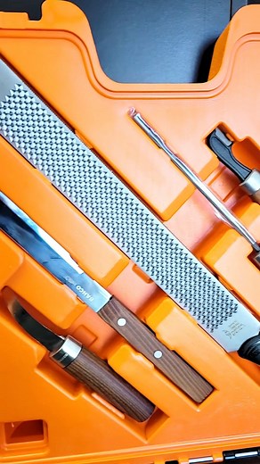 Todo lo que necesitás para el herraje, #Bahco lo tiene en un solo kit completo y profesional 🏇🏻🙌🏼 Incluye: 🔸 Pinza para remachar clavos de herradura 🔸 Lima de gubia 🔸 Martillo para desvasar 🔸 Lima 🔸 Tenaza de herrador 🔸 Cuchillo multiuso de acero inoxidable 🔸 Afilador de gubias 🔸 Gubia para desvasado 🔸 Cuchilla para desvasado Un set diseñado para brindar precisión, durabilidad y confianza en cada trabajo ¿Ya lo conocías? 📲 Encontrá el tuyo en nuestras tiendas oficiales | Bahco