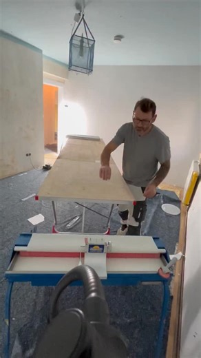 In this video, I show you how useful a wallpapering machine can be. The glue is applied automatically and evenly to the wallpaper strip, while the machine rolls it up neatly. This saves a lot of time, makes the work much easier, and helps achieve perfect results with minimal effort. #FYP #Viral #trendingréels #Inspiration #beforeandafter | Malergeschäft Gebhardt