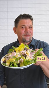 Der Wirtshaus Klassiker in Schick: Käse-Wurstsalat mit Holunderblüten-Vinaigrette😋 #geheimzutat #rewe #gezu12 #ad #schnelle Rezept: Käse-Wurstsalat mit Holunderdressing… ● ½ Ring Fleischwurst ● 200 g Emmentaler (am Stück) ● 2 Zwiebeln (rot) ● 2 Stangen Staudensellerie ● 4 Stiele Petersilie (glatt) ● 1 Römersalatherz ● 200 g Tafeltrauben ● 1 Flasche Tim Mälzer Geheimzutat N° 12 Holunderblüten-Vinaigrette 🧀 Emmentaler würfeln. 🔪 Fleischwurst pellen, längs halbieren und in Scheiben schneiden. 🧅