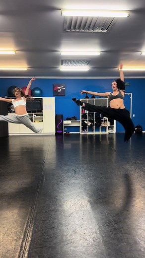 these two beauties surprised me on Friday night and came to class whilst on holidays from Brent Street 😍 it was such a pleasure to have them back in class, i’ve missed them both so much! choreo: me dancers: @kirrafox_ and @mt music: The Grudge by Olivia Rodrigo studio: @MAD #choreography #dancelife #xyzbca #foryoupage #dance #contemporary #danceclass
