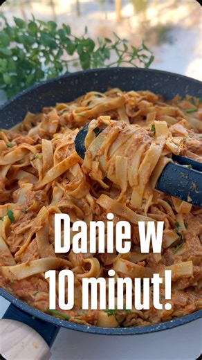 Daniela | Proste przepisy on Instagram: "Jeżeli myślisz, że pyszny, domowy posiłek musi zajmować godziny, to ten makaron wyprowadzi Cię z błędu. To moje absolutne odkrycie dla wszystkich zabieganych! Makaron z tuńczykiem w sosie pomidorowym z nutą curry – brzmi egzotycznie, a robi się go w czasie, w którym gotuje się pasta. 🕒 Zapisz przepis kliknąć flagę w prawym rogu pod zdjęciem ❤️ Składniki: •dowolny makaron •2 cebule •4 ząbki czosnku •2 puszki tuńczyka w sosie własnym •1 łyżeczka koncentrat
