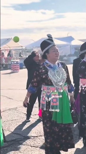 Kwv txhiaj - Hmong Song Poetry at the Hmong new year in Fresno #hmong #balltossing #spokenword