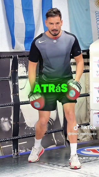 En este vídeo te enseño la técnica correcta de desplazamiento en boxeo, un aspecto clave para mejorar tu movilidad y defensa. Recuerda: el desplazamiento no es un salto con ambas piernas. La pierna delantera es el motor impulsor, mientras que la trasera se eleva y aterriza para moverte hacia adelante o hacia atrás. 🔑 Si te desplazas hacia la izquierda, el pie derecho será el motor y el izquierdo el que se levanta y frena. 👉 Dominar este principio básico es fundamental para tener equilibrio, ve