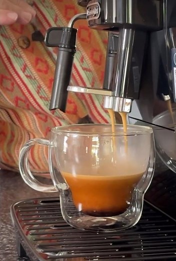Coffee Anybody ? ☕ | De’Longhi Magnifica Start #coffee #drink #howto