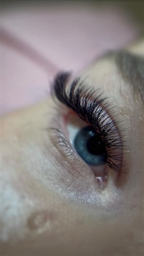 NYA COSMETICS & INSTITUT | Extension | Formation | Monéteau on Instagram: "✨ Aujourd’hui, je vous présente une pose œil de chat tout en finesse… un mélange parfaitement équilibré de 2D et 3D, réalisé uniquement avec les produits @latelierdaurorecreation 💕 Grâce à leur légèreté et à leur noir intense, les bouquets se fondent naturellement dans la ligne de cils pour créer un regard allongé, féminin et ultra-glam, sans surcharge ✨ Le rendu ? ➡️ Un coin externe plus dramatique, ➡️ Une base douce et