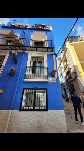 🌟 Découverte du quartier de Santa Cruz à Alicante ! 🌟 À seulement 40 minutes de nos locations de vacances situées à Torrevieja, vous cherchez un endroit plein de charme, d’histoire et d’authenticité ? 🩷 👉 Bienvenue dans le quartier de Santa Cruz à Alicante ! 🏘️❤️ Perché sur les hauteurs, juste à côté du majestueux château de Santa Bárbara, ce quartier pittoresque est un véritable coup de cœur, aussi bien pour les visiteurs que pour les locaux. Entre maisons colorées, ruelles étroites et pla