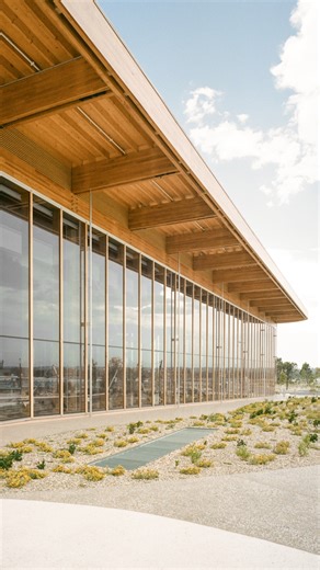 The first building at Bradfield’s Advanced Manufacturing Readiness Facility is showcasing the future of sustainable construction with our MASSLAM timber. Precision-engineered Australian hardwood is creating stunning curved beams and long-span structures, proving that timber isn’t just beautiful, it’s changing the way we build. Designed by: Hassell Studio Photographed by: Vinchy Wu | Australian Sustainable Hardwoods