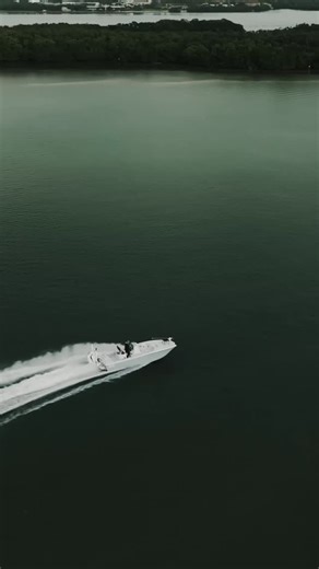 COMING SOON! 2026 Broadwater 25 Bay Cat 👀 Powered by a Mercury Racing 400HP V10 reaching top speeds of 74mph with an incredible draft of 12-14”. This boat is definitely a special one 🔥 List price: $295,000 Listing coming soon by Silver King Yachts - Ryan Farner @captainryanfarner | Silver King Yachts