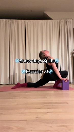 ❄️Snow days splits challenge!❄️ Exercise 3!❄️ We are holding a deep lunge and adding a BACKBEND! ❄️ ❄️Use blocks if you need too! An amazing tool! ❄️Most importantly, breathe! Long, slow, deep breaths into your belly. Stay safe, warm and flexy! ❄️ #frontsplits #splitschallenge #selflovestretchclub #flexibility #stretching