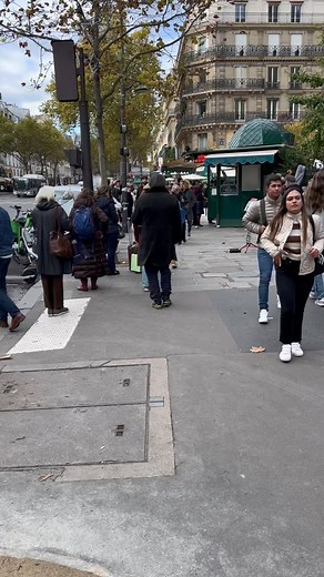 Lakis Lazopoulos on Instagram: "Οποτε μπορω. Οταν μπορω. Οταν επιτρεπεται! Ακολουθω την μουσικη. Παρισι. Εδω που η ευγνωμοσυνη ζει ακομα. Εστω και σε αναμνησεις!"