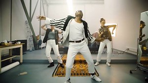 Antoine Burtz - Freddie Mercury (Offical Music video) Download & Stream: https://linktr.ee/teddyteclebrhan Kamera/Schnitt: Bernd MSC Schroers - Medienproduktion Produzenten: Blin & Fabian Regel Maske: Gerd Zeiss | Tedros Teclebrhan