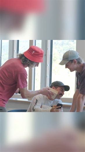 "Who wants to explain this shock to us" 🧑‍🏫 Bring your homework and sharpen your pencils! In our latest youtube video you can learn all about the new Hover Monocoque rear shock ✏️🤓 | Intend