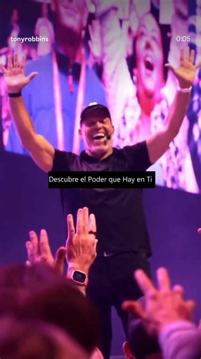 De vuelta en el sur de California por primera vez en seis años… y qué gran regreso ha sido. 🙏 Este es el lugar donde crecí. Donde comencé mi carrera. Y estar de vuelta aquí, rodeado de familia, amigos y esta increíble comunidad, significa muchísimo para mí. Nos reunimos con 17,000 personas de 104 países: 11,000 en el recinto, con entradas completamente agotadas, y otras 6,000 uniéndose en vivo por Zoom desde todas las zonas horarias del mundo. 🌎 | Tony Robbins Spain