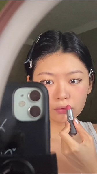 Makeup Tutorial Fail: Winking Mishap Explained