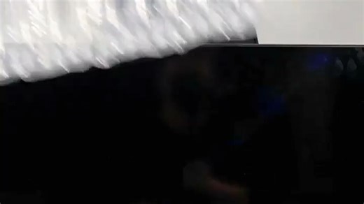 新款智能高清电视，畅享沉浸式影音体验，搭载强劲性能芯片与AI画质引擎，支持4K超清解码，还原真实色彩，配合大屏护眼技术，居家观影更舒适。