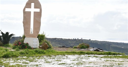 La croce che sfida la frana: il simbolo della resistenza di Niscemi