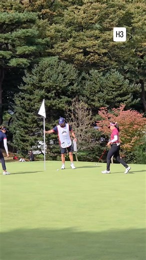 ▶ อัพเดทการแข่งขันกอล์ฟ LPGA รายการ Hanwha LIFEPLUS International Crown จัดแข่งที่สนาม New Korea Country Club ประเทศเกาหลีใต้ วันที่ 24 ตุลาคม 2025 เป็นการแข่งขันวันที่สอง ถ่ายทดสดช่อง Golf Channel Thailand #AIS553 #TRUE676 เวลา 09.00-14.00 น. 📣 ทีมโปรเมียวและโปรจีโน่ ได้เบอดี้เพิ่มที่หลุม 3 สกอร์ 2 อัพ Credit: mjk_golf อัพเดทเวลา 09.09 น. ติดตามข่าวสารเพิ่มเติมได้ที่ เว็บไซต์: https://golfchannel-th.com/ YouTube: https://www.youtube.com/@golfchannelthailand TikTok: https://www.tiktok.com/@golf