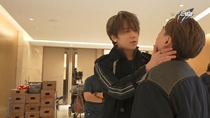 12怪盜 We 12 現正上映 ------------------------------------------------------------------------- 在這個尋常得有點不尋常的世界，有一個地下組織名叫「怪盜公會」，組織內有12個天才怪盜各自身懷絕技 —— 怪盜Ian擅長策劃、怪盜KT精通催眠、怪盜Stanley擅於竊聽、怪盜A.Lo身手靈活、怪盜Edan游繩技術一流、怪盜Jer可以瞬間變裝、怪盜Tiger懂得遠距離讀唇、怪盜Alton是世界級駭客、怪盜AK掌握動物傳心術、怪盜Lokman熟悉解鎖技術、怪盜Frankie第六感最強，而怪盜Jeremy則天生擁有超級記憶力，閱讀大量資料也能過目不忘。他們是怪盜公會中的明星級成員。 一天接到Boss指示，12怪盜於總部集合，奉命完成一宗將會影響全地球的重要個案。此時最大考驗就是12怪盜數年來聚少離多，各有各忙，所以默契欠奉，面對波士甚為重視的個案，12人久別之後再度合作，既要重新燃起團魂，又要面對公會頭號大敵保安經理Johnny的阻攔，任務殊不輕易！ ★演員：王智德、江𤒹生、盧瀚霆、呂爵安、陳瑞輝、陳卓賢、柳應廷