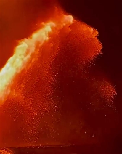 Truly insane. This LAVA was flying far and high up. This is HUGE. Hawaii’s Kilauea volcano just unleashed a massive wing shaped eruption with lava fountains soaring 1,500 FEET HIGH. At the END, it takes on the look of being devils horns or RAM 🐏 horns. | Tara Shalane
