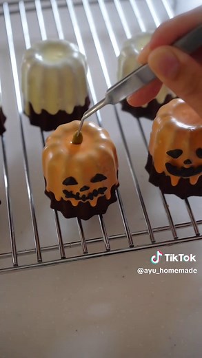 ✏︎(分量あり) 混ぜるだけ！ 簡単ハロウィンスイーツ🎃👻 【材料】カヌレ型6個分 無塩バター100g 卵白100g 蜂蜜8g グラニュー糖70g 塩ひとつまみ 薄力粉30g アーモンドプードル45g ココア15g スイートチョコ40g #ハロウィン #ハロウィンスイーツ #halloween #お菓子作り #手作りお菓子 #お菓子 #おやつ #スイーツ #おうちカフェ #フィナンシェ #チョコフィナンシェ