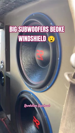 Breaking Glass With 2 22' inch Subwoofer #bigsubwoofer #speaker #bass #windshield #caraudio #spl
