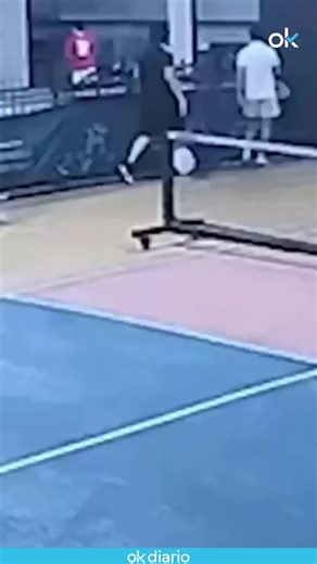 🔴 Desolación en el mundo del pickleball. Un jugador intentó ir a por una pelota que había salido fuera de la pista y se precipitó desde un tercer piso para intentar recuperarla. Los hechos sucedieron en un centro deportivo de Malasia y por desgracia, el jugador no s0br3vivió a la caída.