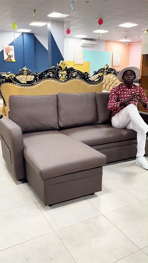 Canapé 5 places transformable en lit 💤 👉 Pratique, stylé et ultra confortable ! 💫 Disponible en 4 magnifiques coloris : 🖤 Semi-cuir Noir 🤎 Semi-cuir Marron 🤎 Tissu Marron 🩶 Tissu Kaki Venez les découvrir dès maintenant dans nos showrooms. 🇧🇫 Nous sommes au Burkina Faso ! 📍 Ouagadougou – Kalgondin 📞 226 76 20 24 01 📍 Bobo-Dioulasso – Sarfalao 📞 226 54 52 00 00 #interieurmaison #ouagadougou #burkinatiktok🇧🇫🇧🇫🇧🇫❤️ #kalgondin #sarfalao #mobilier #bobo #maison #electromenager #bure