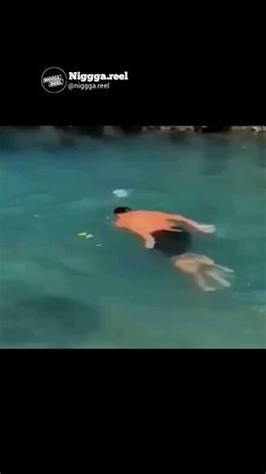 Niggga.reel on Instagram: "#日本利用压电瓷砖将脚步转化为电能。这些瓷砖捕捉来自你脚步的动能。当你行走时，你的重量和动作会对瓷砖产生压力。瓷砖会轻微弯曲，从而产生机械应力。瓷砖内部的压电材料将这种应力转化为电能。每一步都会产生少量电荷，而数百万步结合在一起就能产生足够的电力来驱动 LED 灯、数字显示屏和传感器。在像涩谷车站这样繁忙的地方，每天大约有 240 万个脚步为这一系统作出贡献。这些电能可以被储存或立即使用，从而减少对传统电力来源的依赖，并支持可持续的城市基础设施。这种方法将日常运动转化为实用的可再生能源 #日本 #知识 #事实 #你知道吗 #推荐 #科技 #创新 #历史 #技术 #实验 #热门 日本利用压电瓷砖将脚步转化为电能。这些瓷砖捕捉来自你脚步的动能。当你行走时，你的重量和动作会对瓷砖产生压力。瓷砖会轻微弯曲，从而产生机械应力。瓷砖内部的压电材料将这种应力转化为电能。每一步都会产生少量电荷，而数百万步结合在一起就能产生足够的电力来驱动 LED 灯、数字显示屏和传感器。在像涩谷车站这样繁忙的地方，每天大约有 240 万个脚步为这一系统作出贡献。这