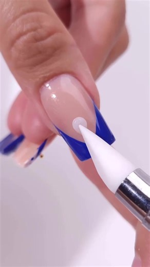 Video de Manicure (@manicura.24) relacionado con “3D Flowers Nails”