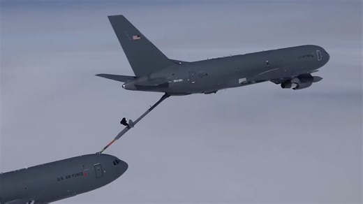 Watch how this tanker transfers fuel at 30,000 feet
