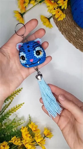 Paola F. Sousa / Amigurumi designer | Tutorial pra vocês! 🧶 Tassel tutorial 🇧🇷 Comente TIGRE se, além do tutorial do tassel, quiser a receita gratuita do chaveiro do Derpy... | Instagram