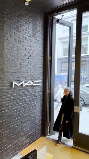 There’s no such thing as too many M·A·C products 😍. Show your M·A·C love by joining our newly upgraded #MACLover Rewards program to experience the perks of being loyal.