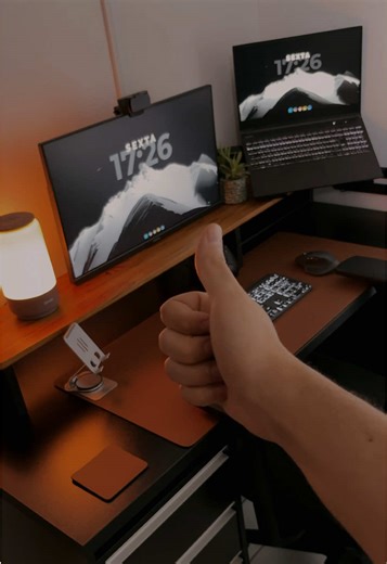 🤯 Seu computador vai ficar muito mais bonito depois desse video! A maioria das pessoas usa a área de trabalho totalmente bagunçada 😅 Mas com algumas personalizações simples dá pra transformar o desktop em algo minimalista, organizado e muito mais produtivo. 💻✨ Nesse vídeo eu mostro como deixar seu PC com um visual incrível, daqueles que parecem até setup de YouTuber. ⚠️ Depois que você ver isso, nunca mais vai querer usar o desktop padrão. 👀 Assiste até o final e me conta: sua área de trabal