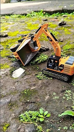 Excavator Selamatkan Truk Dump Terguling #trukdump #excavator #shorts