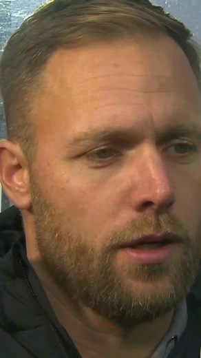 Daniel Brinkmann, Trainer Rostock: „Perfektion ist ja immer in ganz gefährliches Wort. Wenn du zur Pause 4:0 auswärts führst, hast du nicht so viel falsch gemacht. So sehe ich das auch: wir waren von der 1. Minute an die klar bessere Mannschaft. Da war schon sehr vieles drin wie ich mir Fußball vorstelle.“ Hansa profitiere aktuell von den Rückkehrern in den Kader: „Das ist wichtig für uns. Das müssen wir aber auch sehr gut moderieren. Das ist Fluch und Segen zugleich. Jetzt haben wir die Situati