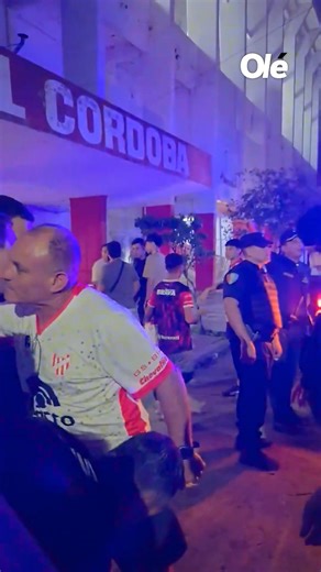 El árbitro Fernando Espinoza a puro autógrafo después de haber cobrado un penal polémico para Instituto 😯 El equipo de Córdoba ganó 2-1 contra Atlético Tucumán 📽️ 351Deportes | Diario Olé