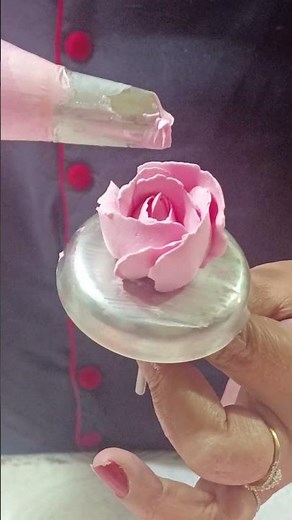 How to make icing flowers? 🌹🌸 #bakersparadisepg #professional #flowers #icing