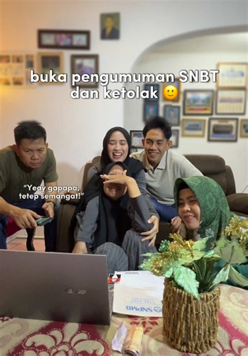 🗣️ “Gapapa ketolak, semangat yaaaa” GAK! gabisa! Udah usaha belajar, ngeluarin uang buat bimbel, ngehabisin waktu untuk kejar kampus impian, tapi kenapa malah “semangat” bukan “selamat” 😭👎🏼 Iya, itu aku dulu. Aku juga ngerasain sama kayak kalian yang ketolak SNBT. Rasanya.. nyesek.. kenapa?? kenapa aku?? Tapi, mau sampe kapan nyalahin keadaan? Toh hasil skor juga memuaskan sesuai yang dibayangkan, cuman emang belum rezeki aja.. dan masih banyak mimpi yang harus dikejar 🥹✍🏻 Aku tau di keada