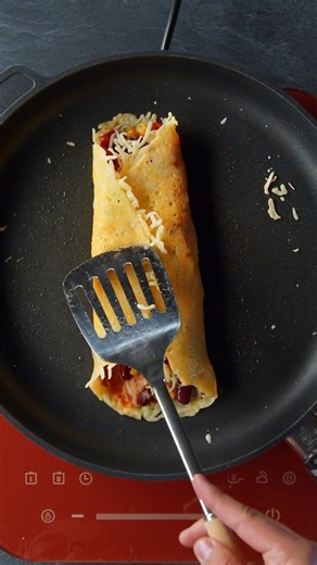 Bon Ap’ on Instagram: "Un burrito ultra cheesy 🧀🌯🤤 #recettefacile #burritos #burrito 300 g de gouda râpé 70 ml de sauce tomate 250 g de steak Sel et poivre 50 g de maïs 50 g de haricots rouges 1 c. à s. de piment finement haché"