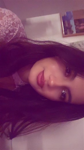 Traummann überrascht mit Geschenken beim Date