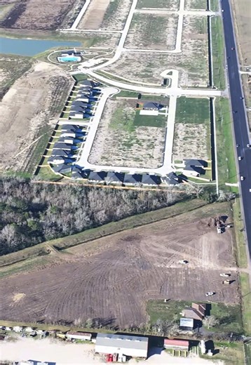 Vickery Storage is officially underway on a 7-acre commercial project in Dayton, Texas by Vickery Dirt This job includes 7 acre land clearing and excavation of a 1-acre pond, using the material to build up the property. When it’s all said and done, this project will move approximately 1,500 loads of dirt. ☎️ 936-329-4159 We’ve got you covered with: 🧱 Red clay, topsoil, pit sand 🪨 Limestone roadbase & rock 🌱 Compost & black mulch 🏗 Mason sand — and much more! Services we provide: 🚜 Dozer wor