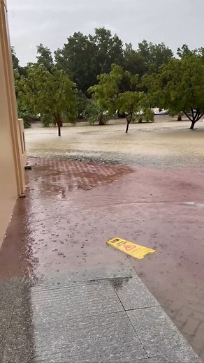 Dramatični snimci oluje u Dubaiju #dubai #storme #dubairain #storme #weather | Blic