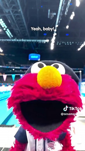 Elmo has arrived! Let’s do this! 🇺🇸❤️🙌 #ParisOlympics #Elmo #SesameStreet #Swimming