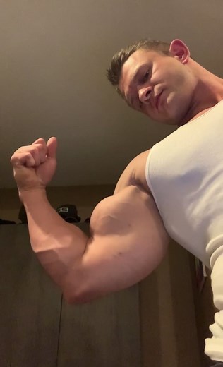 Muscle Flex #fyp #tiktokph #muscle #pecs #pecsbounce #pecbouncechallenge #biceps #hunk #muscleman #muscular