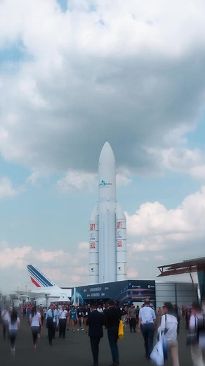 🫶 Thanks to our 300,000 visitors! 🫶 (Re) discover the highlights and excitement that animated the #ParisAirShow 2023 through this completely electrifying return in images! 🚀 Let's meet again from june 16th to 22nd 2025 !