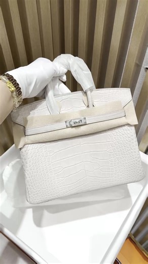 Detailed look at our latest handmade Crocodile Birkin 25. We went with Silver Hardware for this one. Would you have chosen Silver or Gold for this skin?#luxurybags #handmadebag #customluxury #leathercraft #handmadecraft