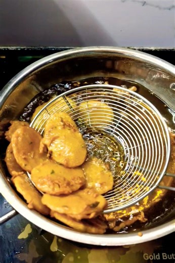 Ramzan Special Crispy Aloo Pakoda | 5 Minute Iftar Recipe 🥔😋 #shorts#youtubeshorts