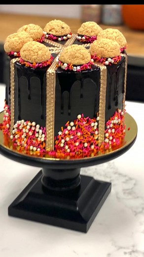 Black and Gold Cake!#youvebeendesserted #tutorial #learnontiktok #in2food #fyp #baking #cake #satisfying #buttercream #sprinkles #cooking